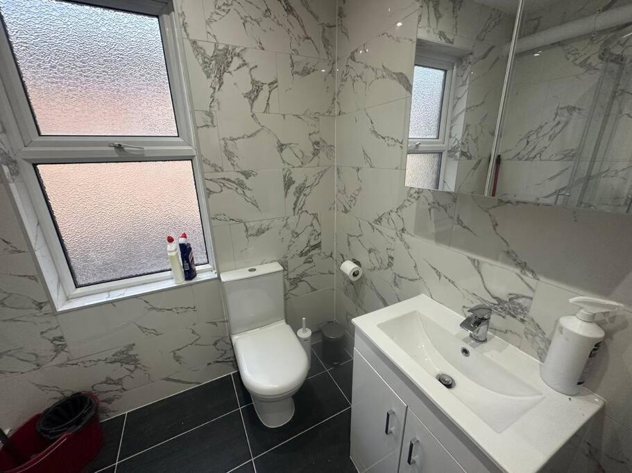 Modern 2 Bedroom Flat, Se6 Catford Экстерьер фото